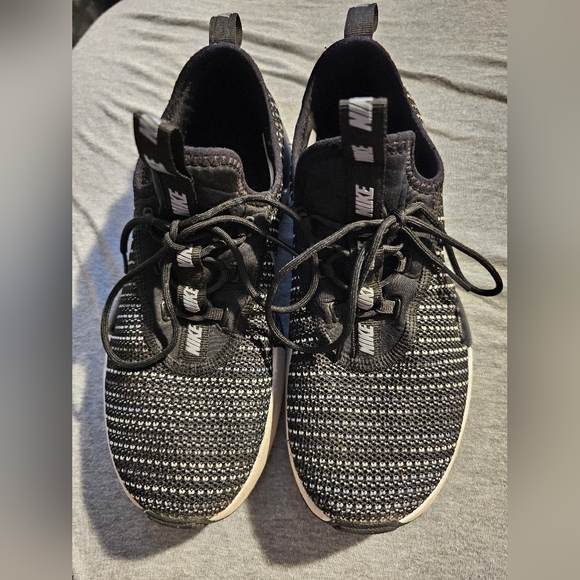 Nike Kids Black Athletic Shoes - Picture 2 of 8